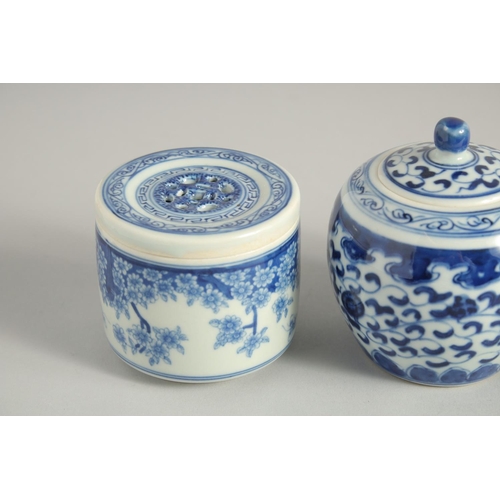 1257 - FOUR CHINESE BLUE AND WHITE PORCELAIN TEA CADDIES.