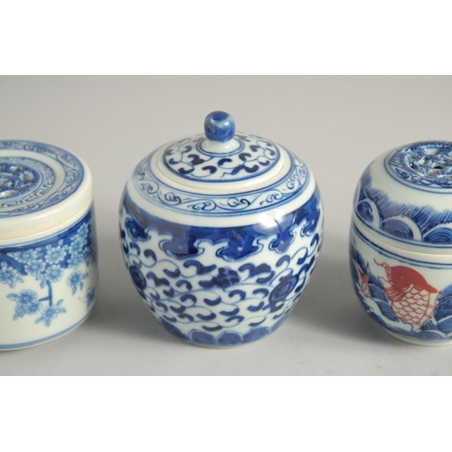 1257 - FOUR CHINESE BLUE AND WHITE PORCELAIN TEA CADDIES.