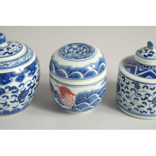 1257 - FOUR CHINESE BLUE AND WHITE PORCELAIN TEA CADDIES.