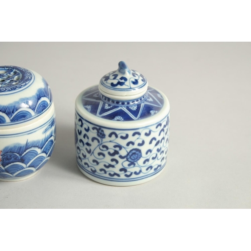 1257 - FOUR CHINESE BLUE AND WHITE PORCELAIN TEA CADDIES.