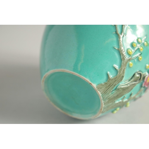 1258 - A SMALL CHINESE TURQUOISE GLAZE JAR AND COVER.