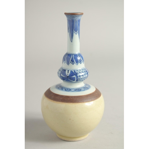 1262 - A SMALL CHINESE TWO-TONE BLUE AND WHITE PORCELAIN VASE. 17cm high