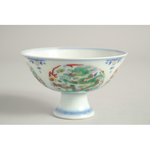 1264 - A SMALL CHINESE THREE-COLOUR PORCELAIN STEM CUP.