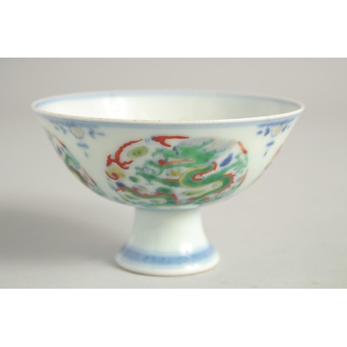 1264 - A SMALL CHINESE THREE-COLOUR PORCELAIN STEM CUP.