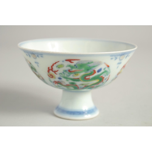 1264 - A SMALL CHINESE THREE-COLOUR PORCELAIN STEM CUP.