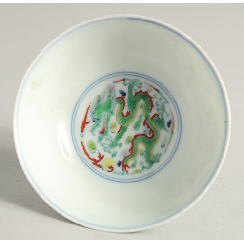 1264 - A SMALL CHINESE THREE-COLOUR PORCELAIN STEM CUP.