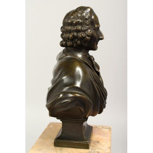 1287 - A VERY GOOD 19TH CENTURY BRONZE OF A MAN. 8ins high on a square marble plinth,15ins overall.