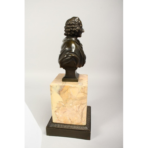 1287 - A VERY GOOD 19TH CENTURY BRONZE OF A MAN. 8ins high on a square marble plinth,15ins overall.