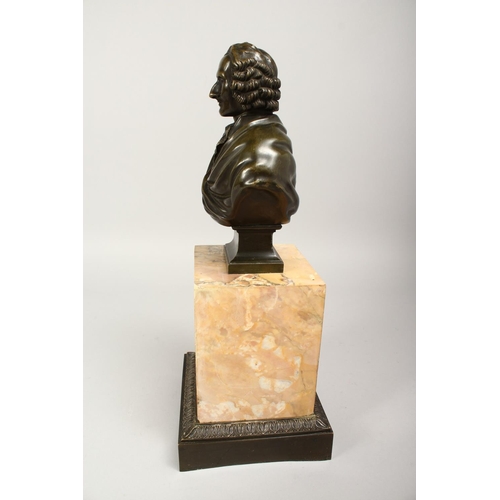 1287 - A VERY GOOD 19TH CENTURY BRONZE OF A MAN. 8ins high on a square marble plinth,15ins overall.