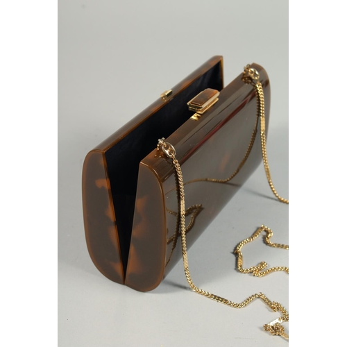 1327 - A FAUX TORTOISESHELL EVENING PURSE with long gilt chain. 7ins long.