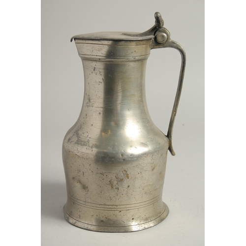 1331 - A LARGE 18TH CENTURY PEWTER JUG AND COVER. 10ins high.