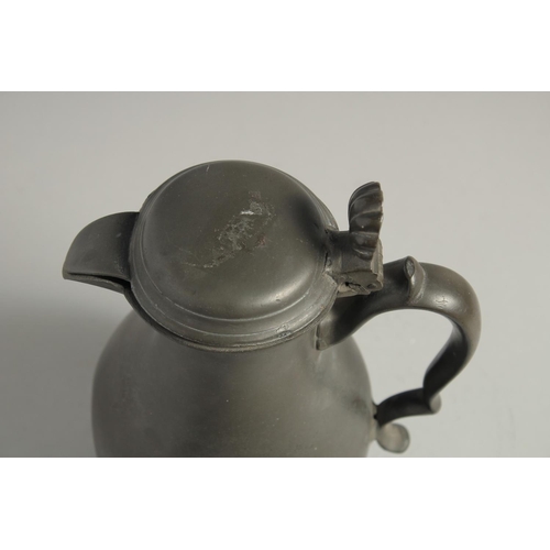 1335 - A LARGE 18TH CENTURY PEWTER JUG AND COVER. 10ins high.