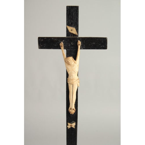 1400 - AN 18TH CENTURY BONE AND WOOD CRUCIFIX. 16ins high.