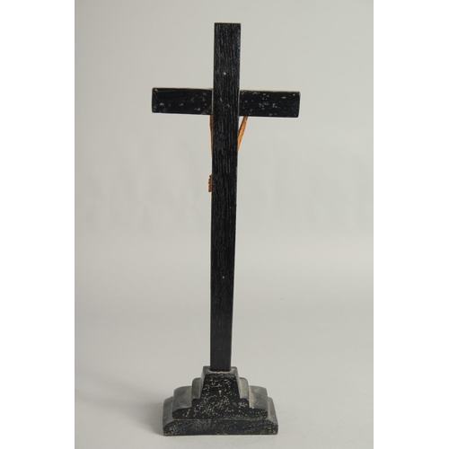 1400 - AN 18TH CENTURY BONE AND WOOD CRUCIFIX. 16ins high.