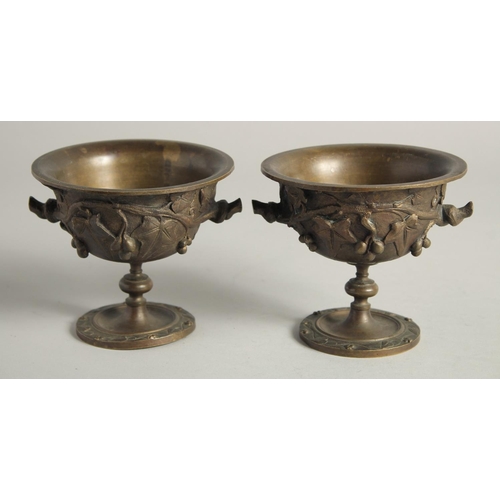 1427 - A SMALL PAIR OF GRAND TOUR BRONZE CIRCULAR URNS. 4.5ins diameter.