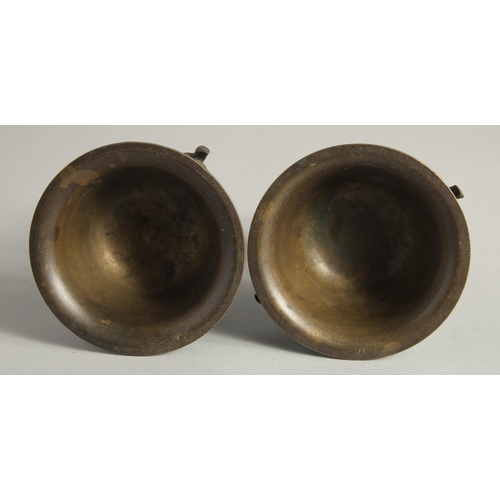 1427 - A SMALL PAIR OF GRAND TOUR BRONZE CIRCULAR URNS. 4.5ins diameter.