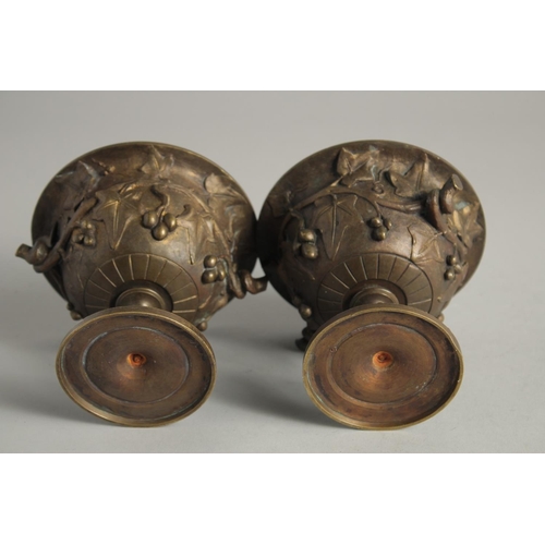 1427 - A SMALL PAIR OF GRAND TOUR BRONZE CIRCULAR URNS. 4.5ins diameter.