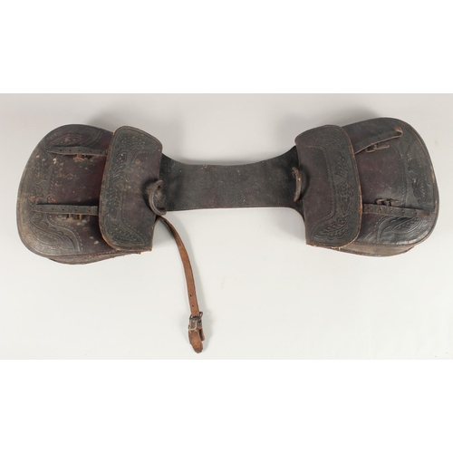 1440 - AN OLD LEATHER SADDLE BAG.