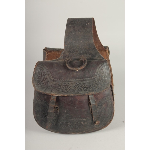 1440 - AN OLD LEATHER SADDLE BAG.