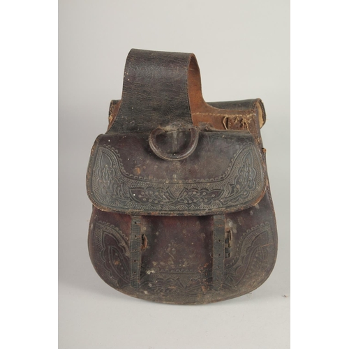 1440 - AN OLD LEATHER SADDLE BAG.