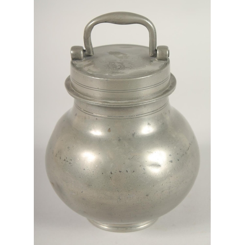 1445 - AN 18TH CENTURY FRENCH PEWTER BULBOUS CAN AND COVER with carrying handles. 7ins high, bears Paris sc... 