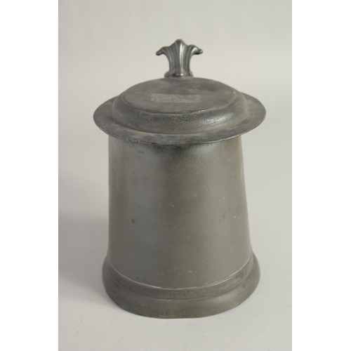 1446 - AN EARLY PEWTER LIDDED TANKARD AND COVER 6ins