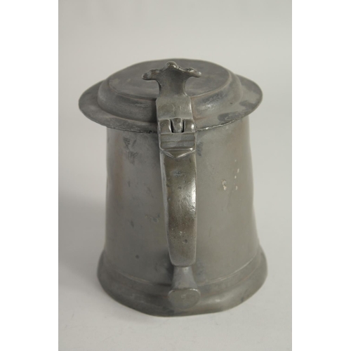 1446 - AN EARLY PEWTER LIDDED TANKARD AND COVER 6ins