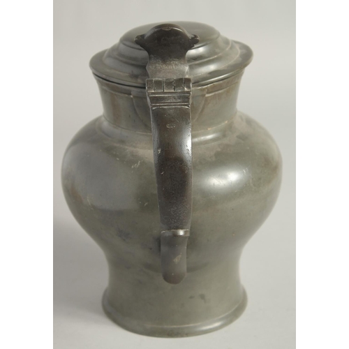 1448 - AN EARLY PEWTER ALE JUG AND COVER. 9ins high.