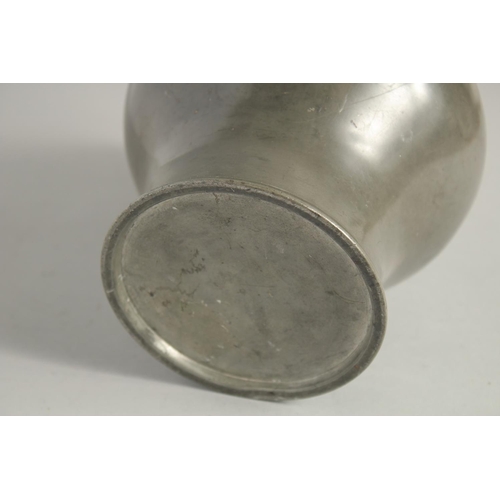 1448 - AN EARLY PEWTER ALE JUG AND COVER. 9ins high.