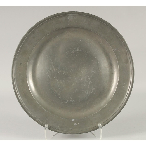 1450 - AN EARLY PEWTER CIRCULAR DISH. 14.5ins diameter.