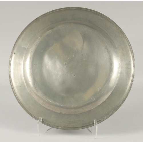 1450 - AN EARLY PEWTER CIRCULAR DISH. 14.5ins diameter.