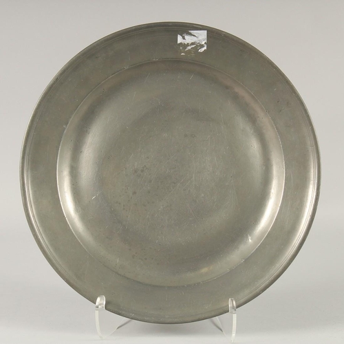 1451 - AN EARLY PEWTER CIRCULAR DISH. 14.5ins diameter.