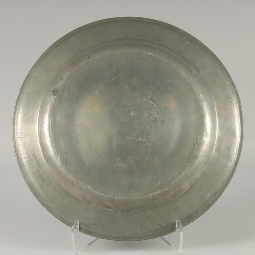 1451 - AN EARLY PEWTER CIRCULAR DISH. 14.5ins diameter.