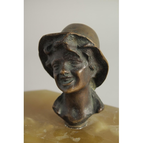 1457 - AN ART DECO BRONZE AN ONYX ASHTRAY, head of a boy.