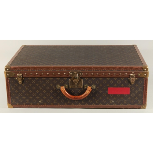 1499 - A LARGE LOUIS VUITTON SUITCASE. No. 081502. With Louis Vuitton label. Lock no. 1078192 with key. 31.... 