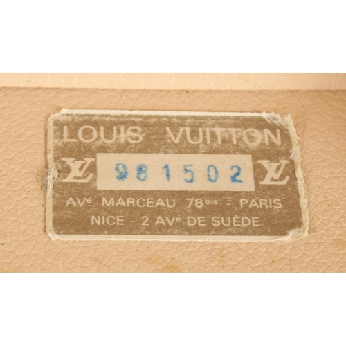 1499 - A LARGE LOUIS VUITTON SUITCASE. No. 081502. With Louis Vuitton label. Lock no. 1078192 with key. 31.... 