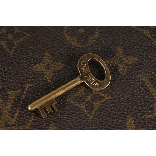 1499 - A LARGE LOUIS VUITTON SUITCASE. No. 081502. With Louis Vuitton label. Lock no. 1078192 with key. 31.... 