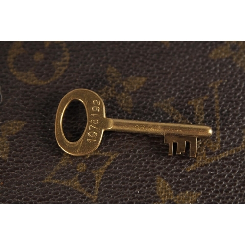 1499 - A LARGE LOUIS VUITTON SUITCASE. No. 081502. With Louis Vuitton label. Lock no. 1078192 with key. 31.... 