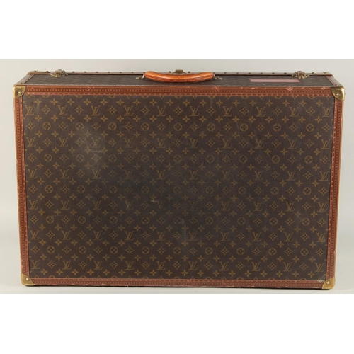 1499 - A LARGE LOUIS VUITTON SUITCASE. No. 081502. With Louis Vuitton label. Lock no. 1078192 with key. 31.... 