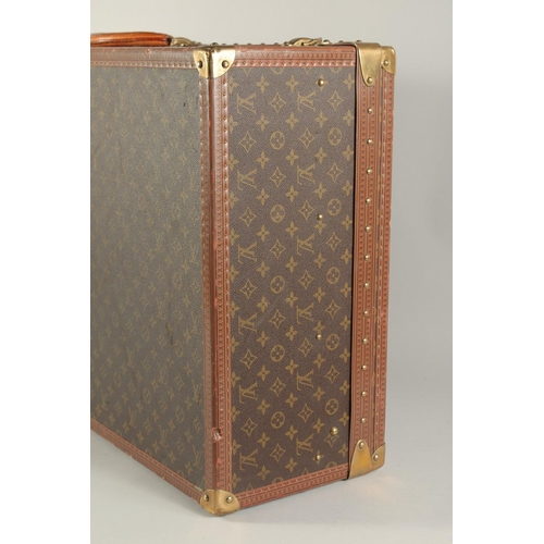 1499 - A LARGE LOUIS VUITTON SUITCASE. No. 081502. With Louis Vuitton label. Lock no. 1078192 with key. 31.... 