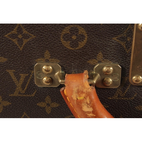 1499 - A LARGE LOUIS VUITTON SUITCASE. No. 081502. With Louis Vuitton label. Lock no. 1078192 with key. 31.... 