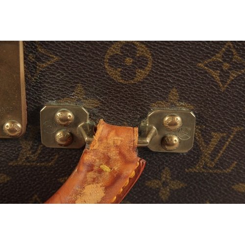 1499 - A LARGE LOUIS VUITTON SUITCASE. No. 081502. With Louis Vuitton label. Lock no. 1078192 with key. 31.... 