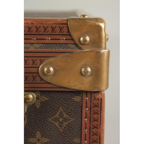 1499 - A LARGE LOUIS VUITTON SUITCASE. No. 081502. With Louis Vuitton label. Lock no. 1078192 with key. 31.... 