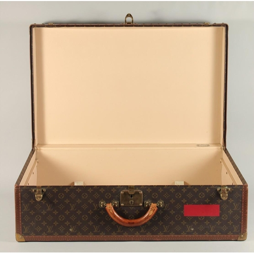 1499 - A LARGE LOUIS VUITTON SUITCASE. No. 081502. With Louis Vuitton label. Lock no. 1078192 with key. 31.... 