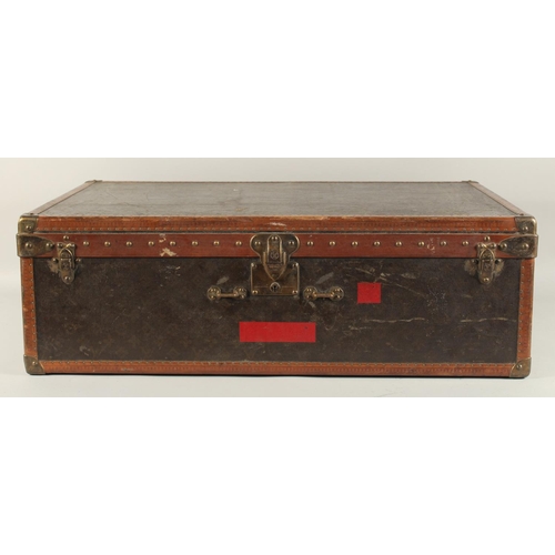 1512 - A LOUIS VUITTON SUITCASE. No. 821055, with Louis Vuitton label. Brass lock no.108381. Handle missing... 