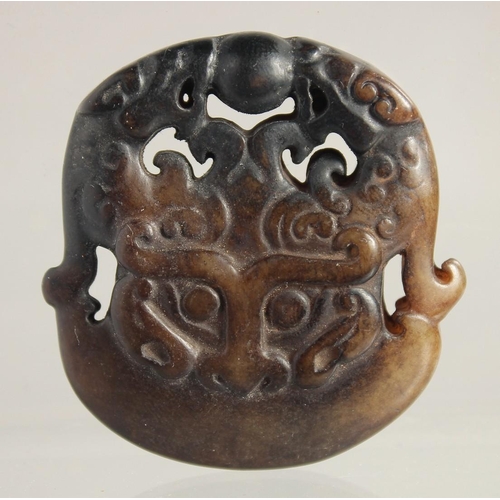 1533 - A CARVED ARCHAIC JADE PENDANT. 2ins