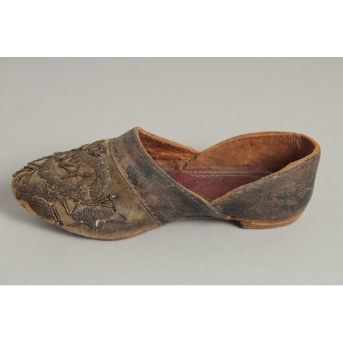 1545 - A SMALL PAIR OF 17TH CENTURY LEATHER SHOES.