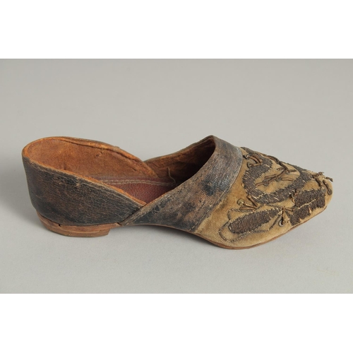 1545 - A SMALL PAIR OF 17TH CENTURY LEATHER SHOES.