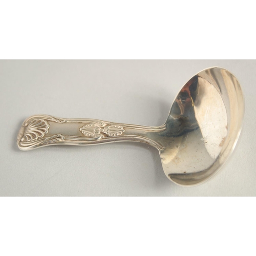 1554 - A GEORGE IV SILVER QUEEN'S PATTERN CADDY SPOON. London 1827.