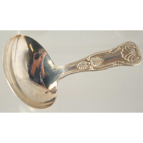 1554 - A GEORGE IV SILVER QUEEN'S PATTERN CADDY SPOON. London 1827.